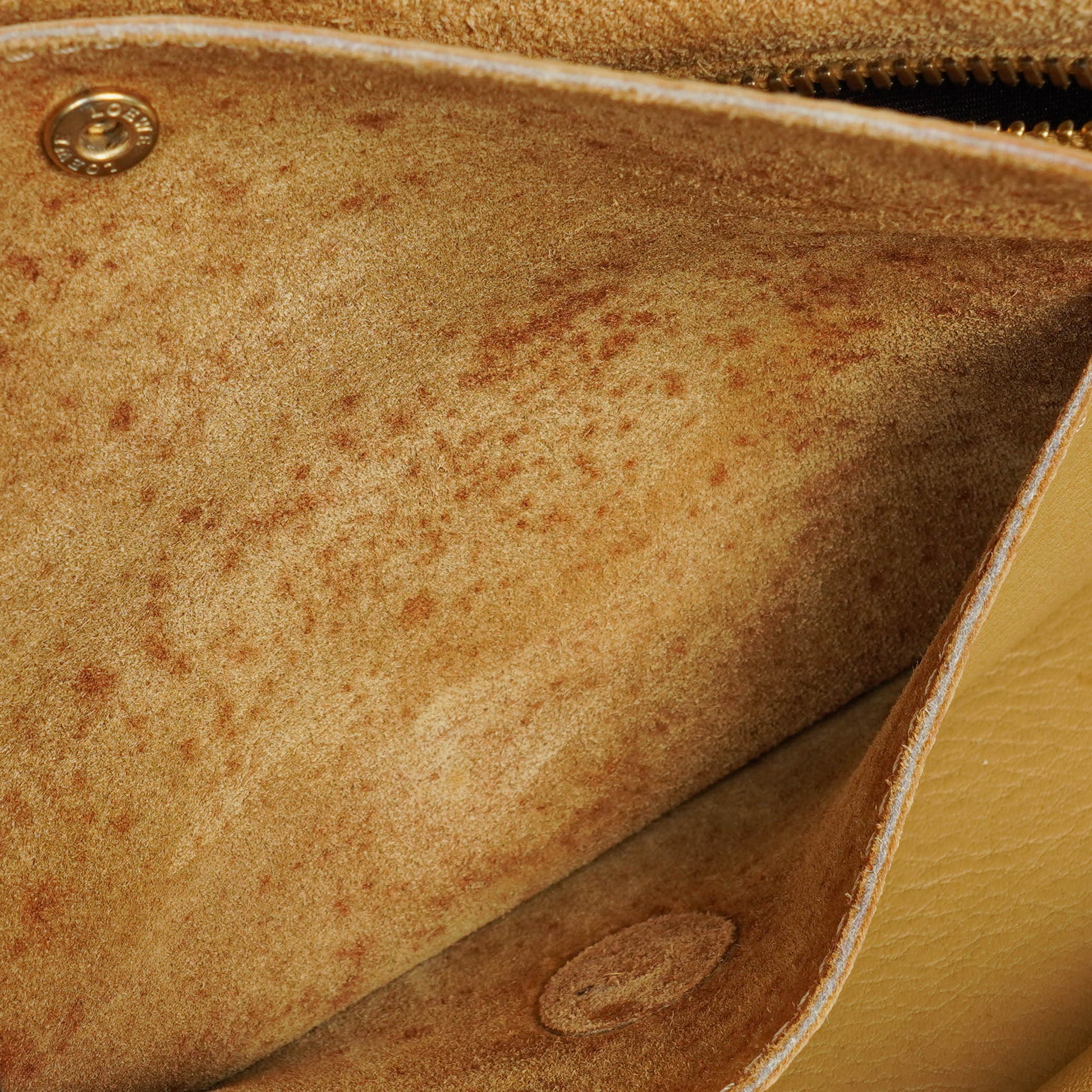 Loewe Amazona Henkeltasche aus Wildleder und Kalbsleder