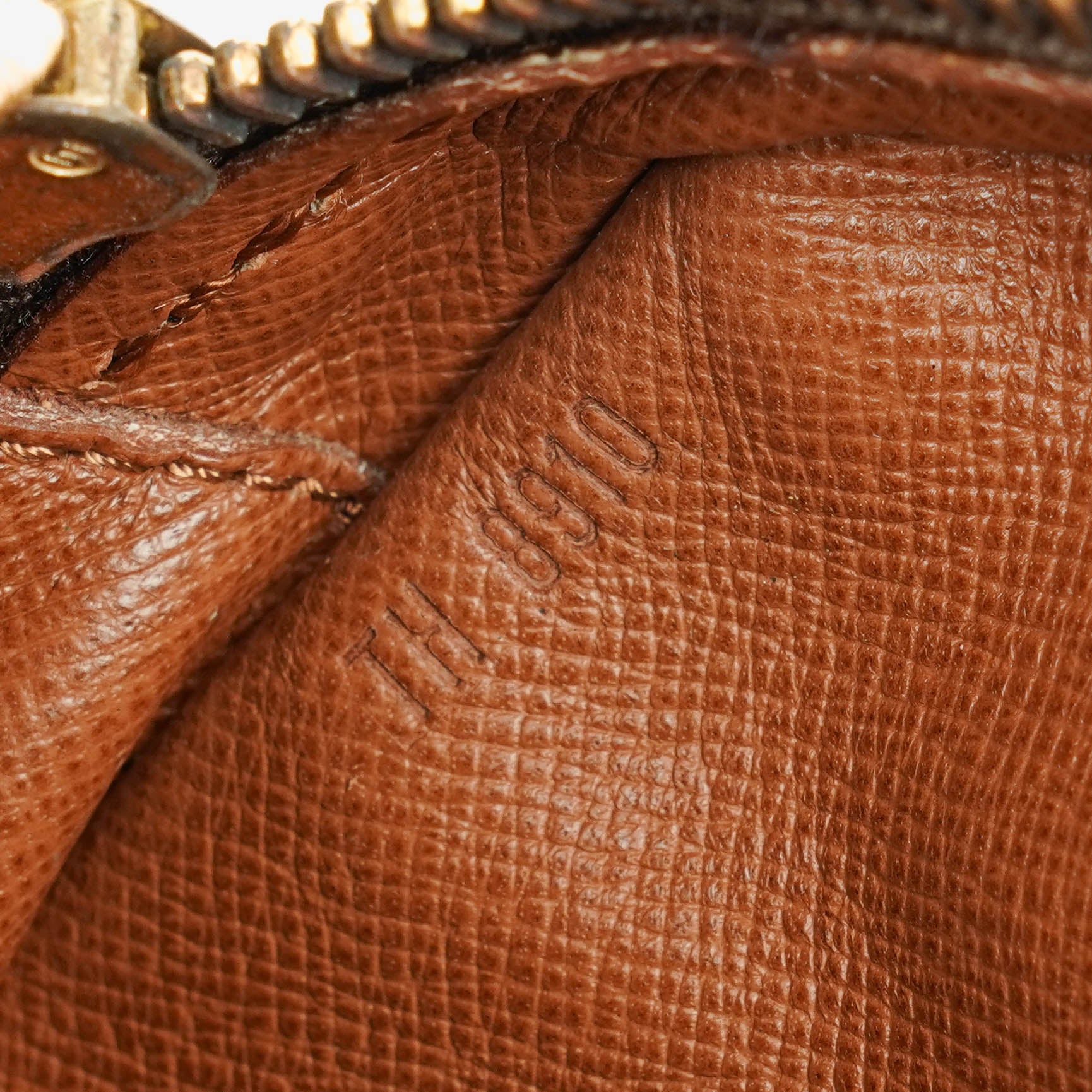 Louis Vuitton Jeune Fille MM Crossbody-Tasche aus Monogram Canvas
