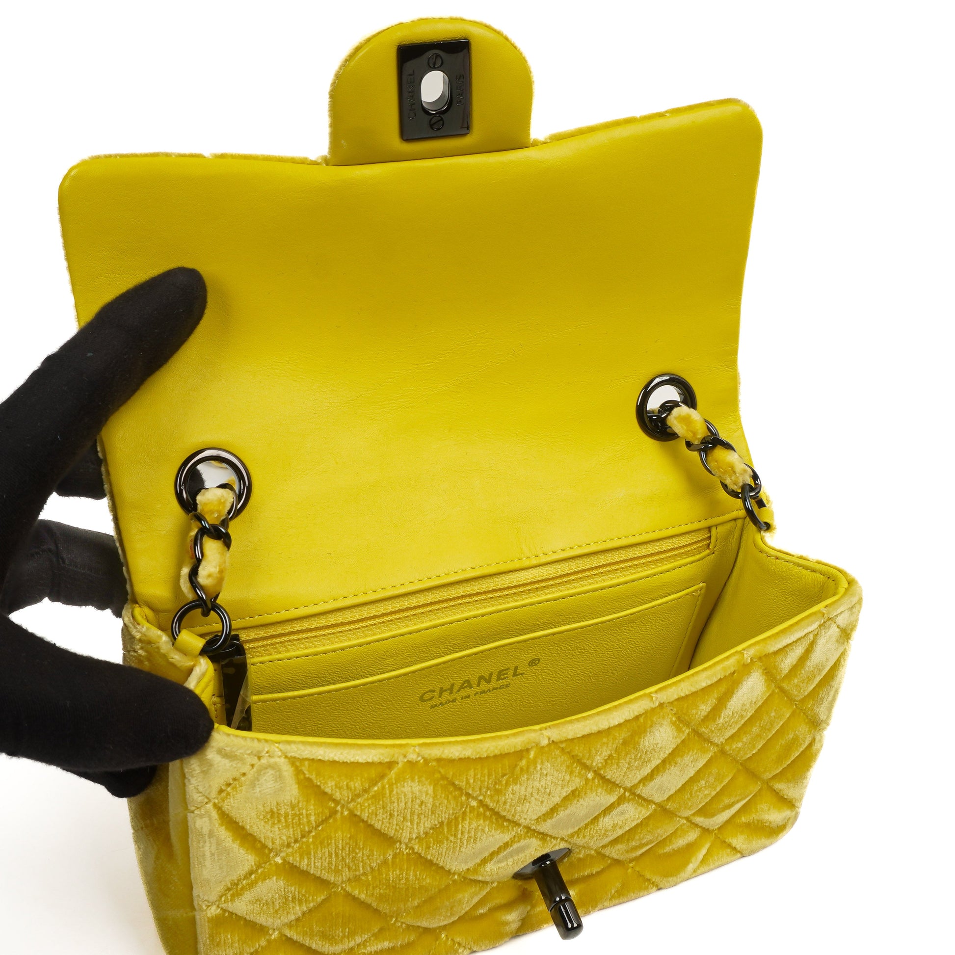 Chanel Mini Rectangular Single Flap Tasche aus gelbem gestepptem Samt mit schwarzer Hardware