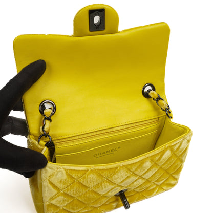 Chanel Mini Rectangular Single Flap Tasche aus gelbem gestepptem Samt mit schwarzer Hardware