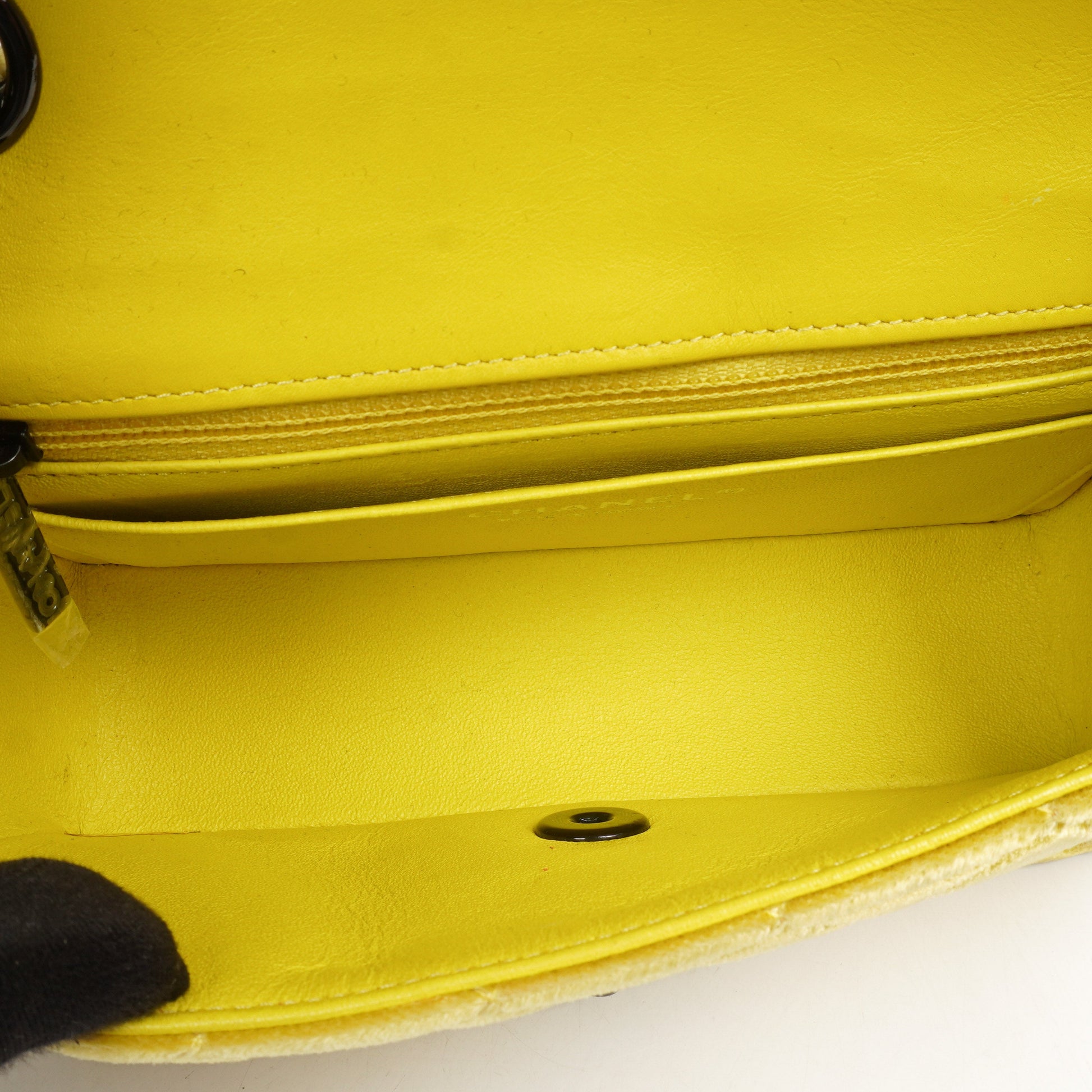Chanel Mini Rectangular Single Flap Tasche aus gelbem gestepptem Samt mit schwarzer Hardware