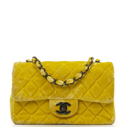 Chanel Mini Rectangular Single Flap Tasche aus gelbem gestepptem Samt mit schwarzer Hardware