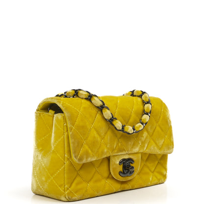 Chanel Mini Rectangular Single Flap Tasche aus gelbem gestepptem Samt mit schwarzer Hardware