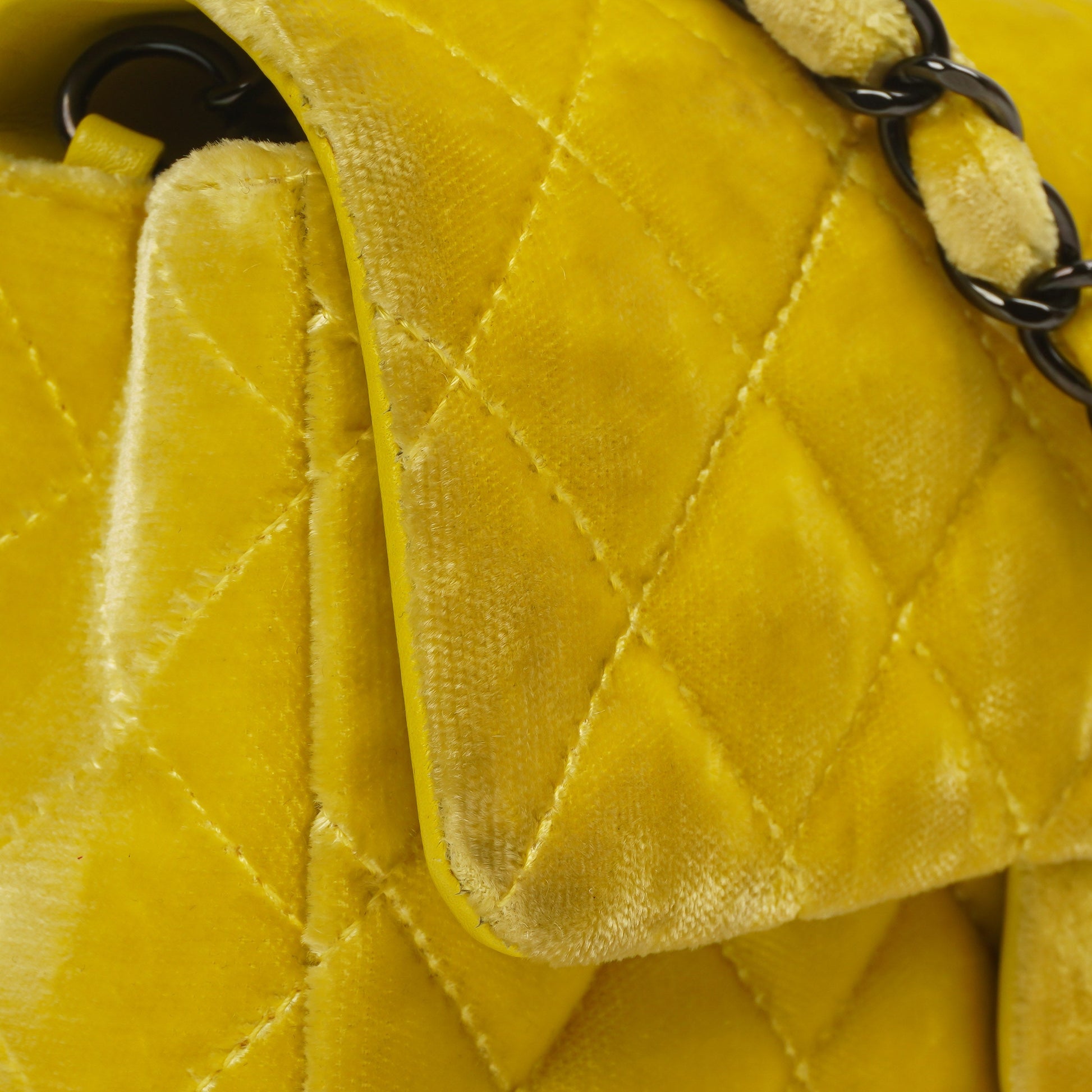 Chanel Mini Rectangular Single Flap Tasche aus gelbem gestepptem Samt mit schwarzer Hardware