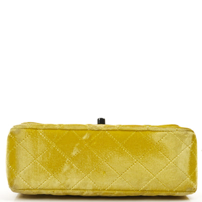 Chanel Mini Rectangular Single Flap Tasche aus gelbem gestepptem Samt mit schwarzer Hardware