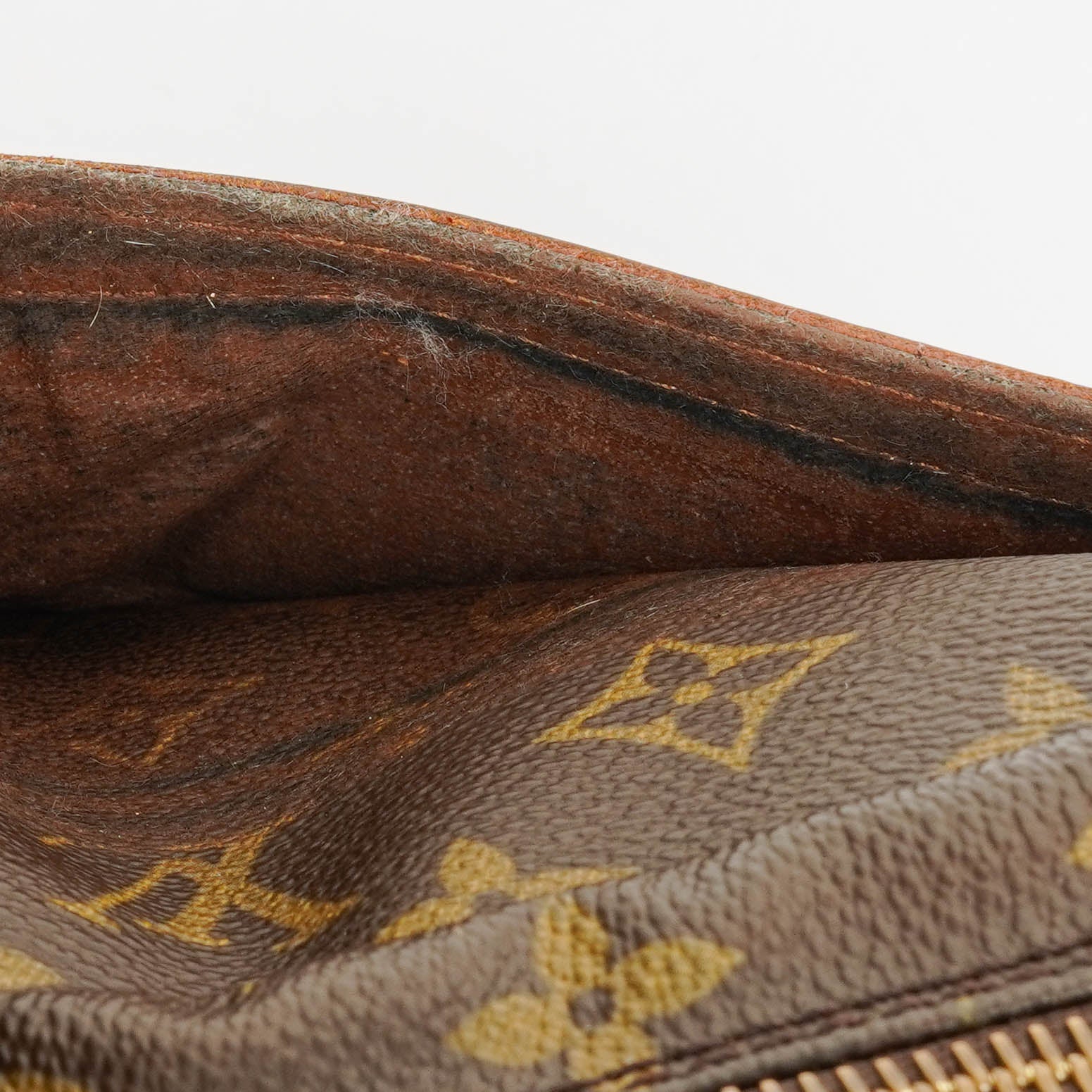 Louis Vuitton Jeune Fille MM Crossbody-Tasche aus Monogram Canvas