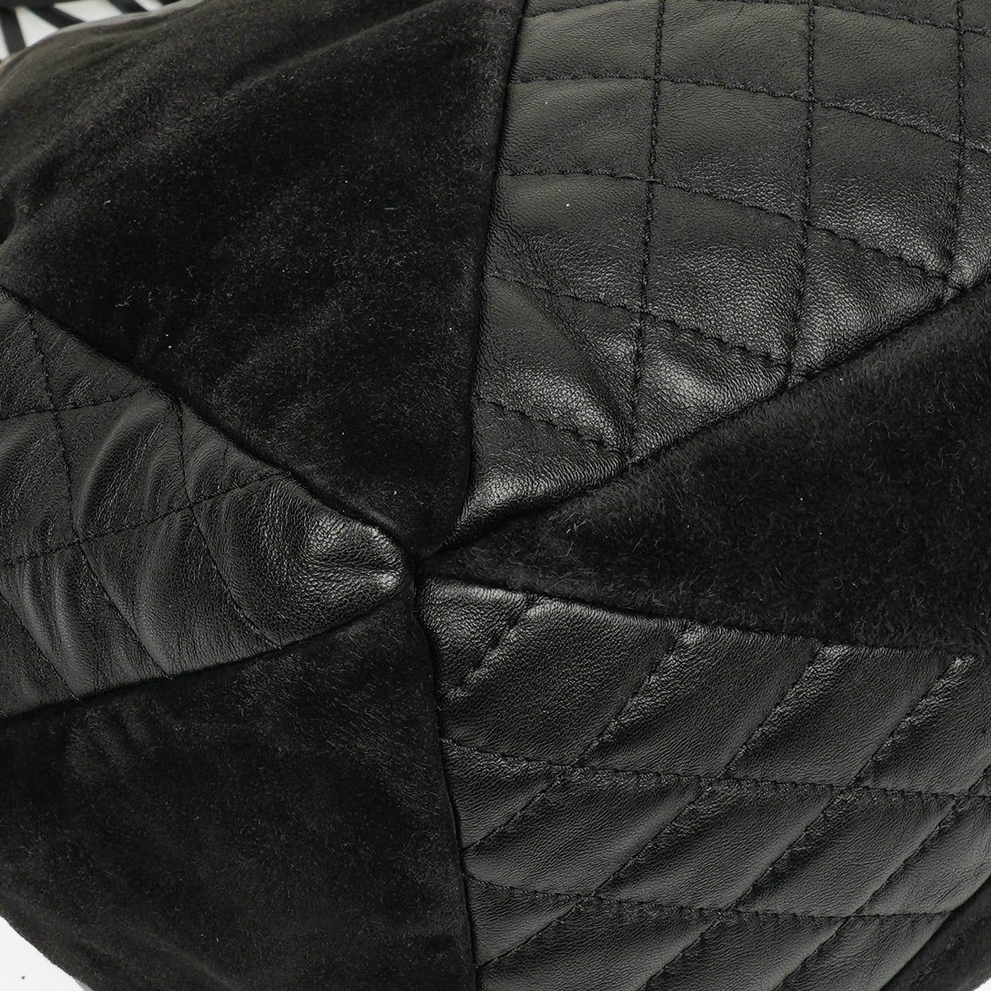 Chanel Patchwork Beuteltasche aus Leder und Wildleder