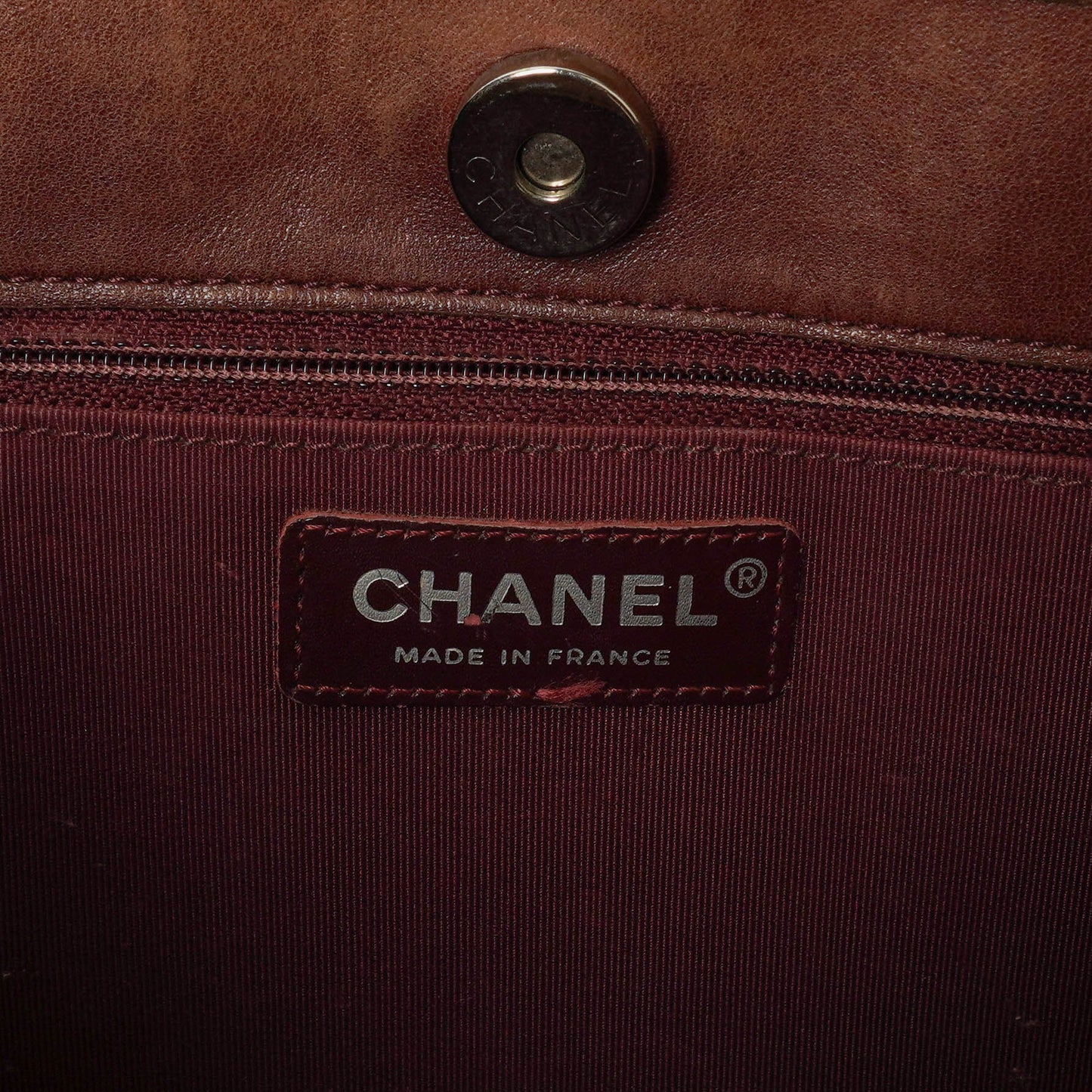 Chanel Chocolate Bar gesteppte Tote aus Lackleder