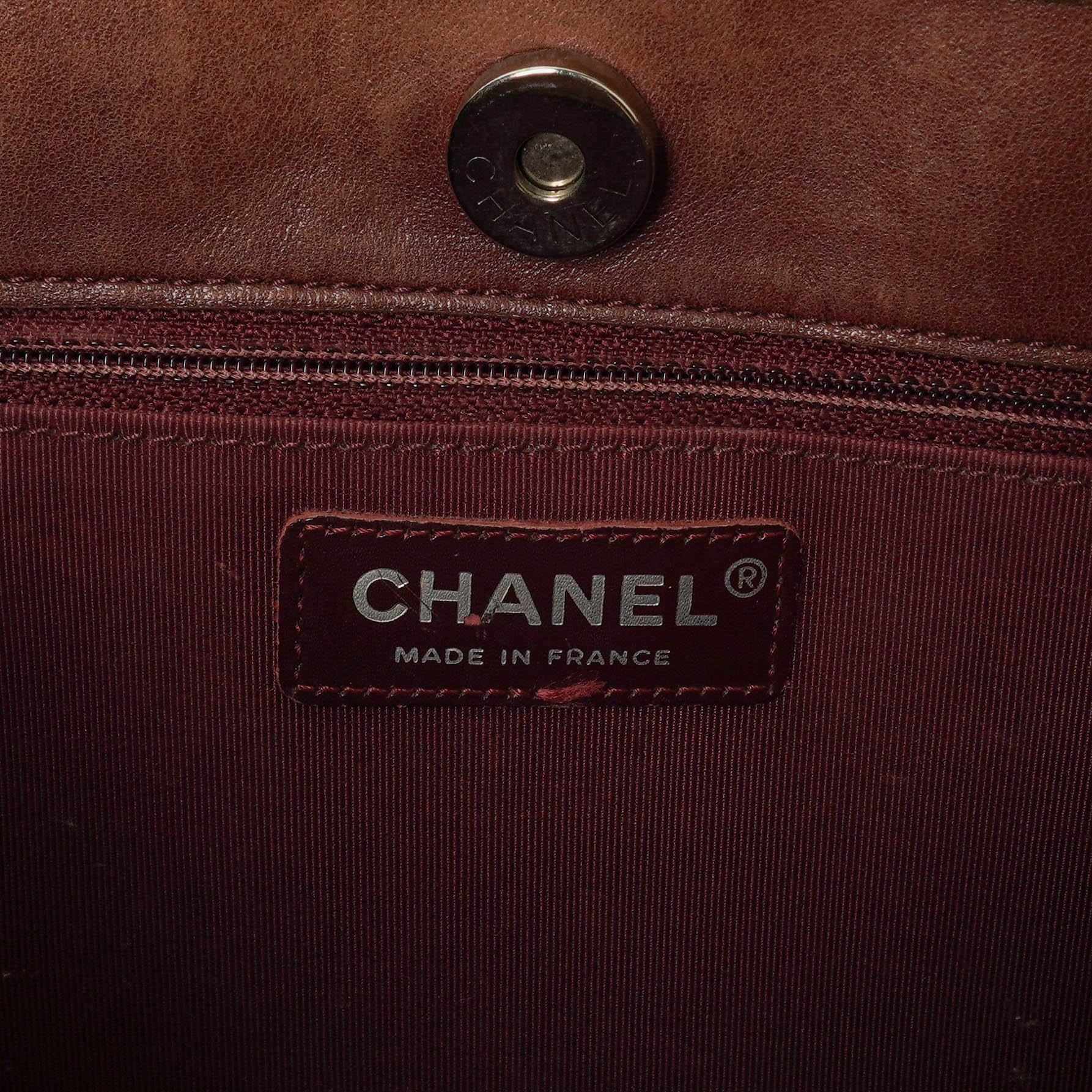 Chanel Chocolate Bar gesteppte Tote aus Lackleder