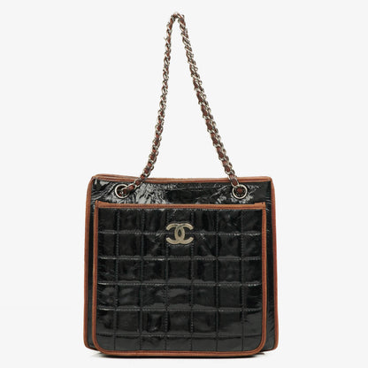 Chanel Chocolate Bar gesteppte Tote aus Lackleder