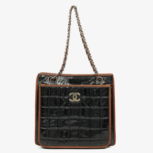 Chanel Chocolate Bar gesteppte Tote aus Lackleder