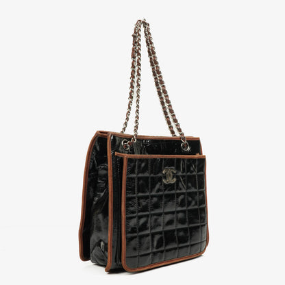 Chanel Chocolate Bar gesteppte Tote aus Lackleder