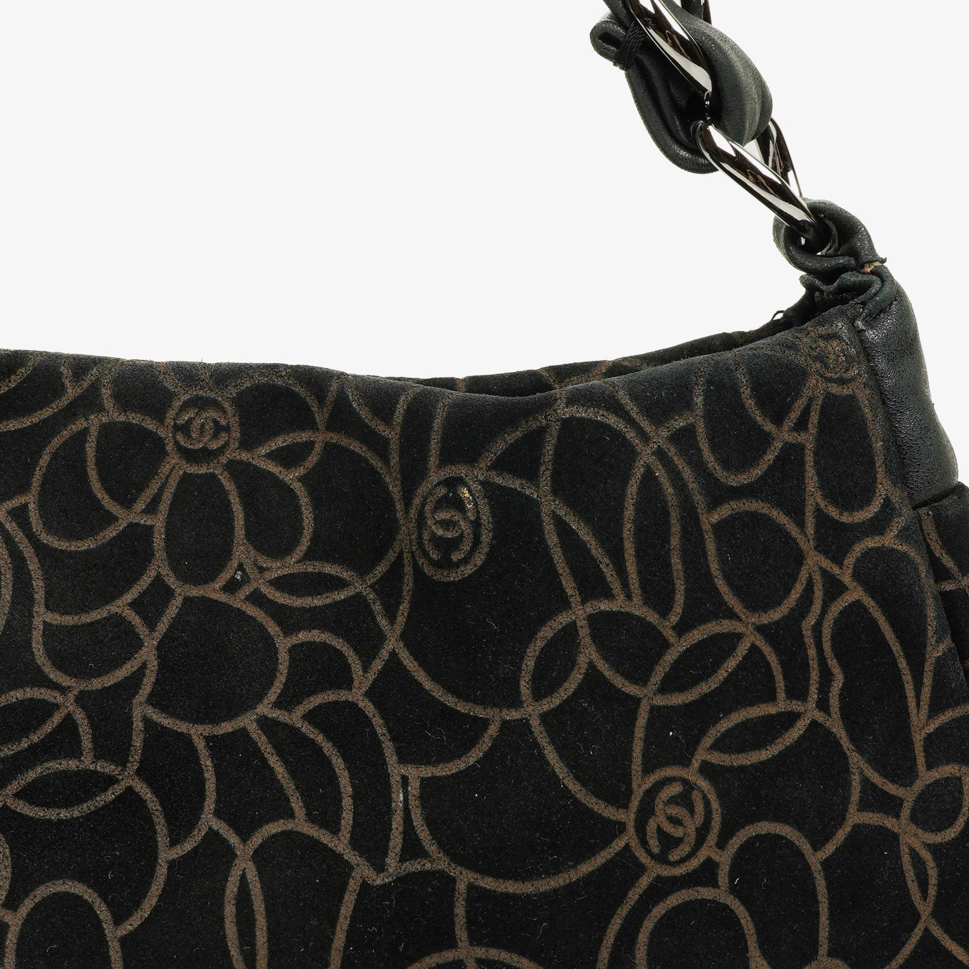 Chanel Camellia Schultertasche aus Wildleder mit Kettenprägung