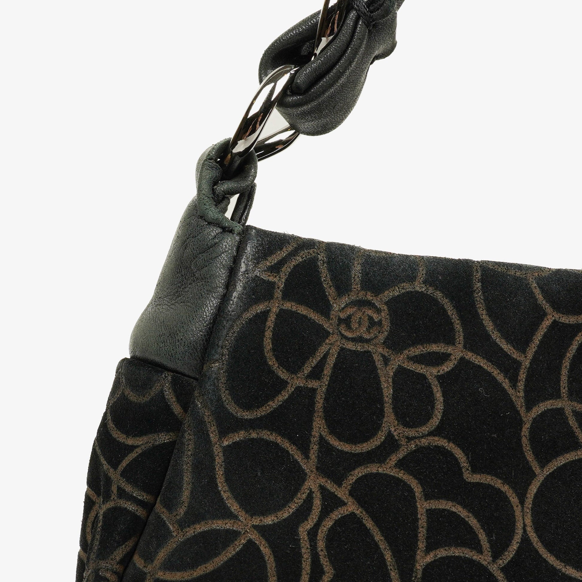 Chanel Camellia Schultertasche aus Wildleder mit Kettenprägung