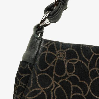 Chanel Camellia Schultertasche aus Wildleder mit Kettenprägung