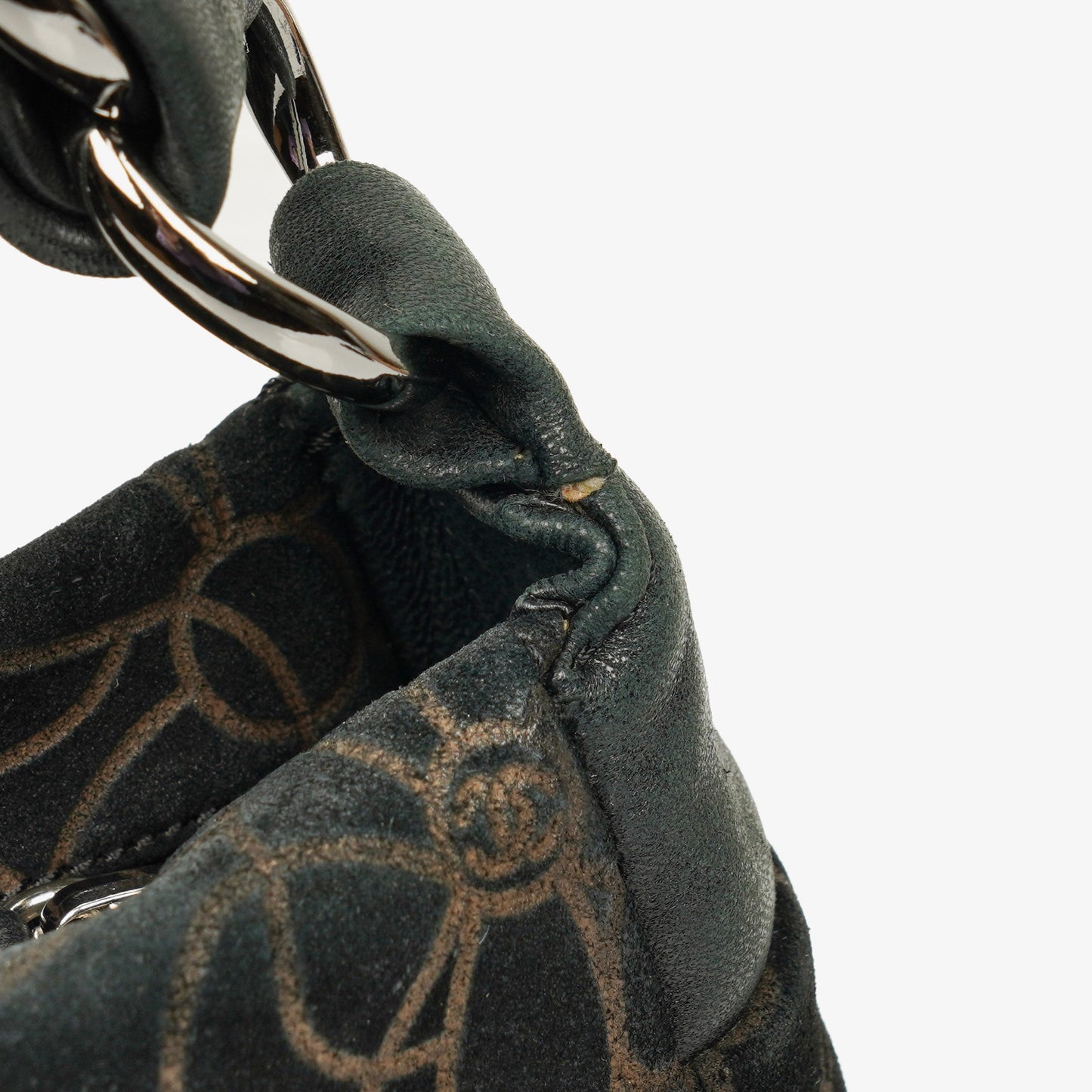 Chanel Camellia Schultertasche aus Wildleder mit Kettenprägung
