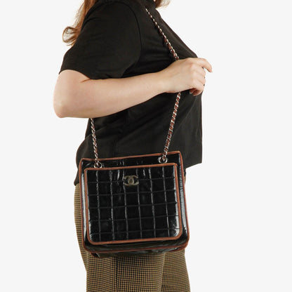 Chanel Chocolate Bar gesteppte Tote aus Lackleder