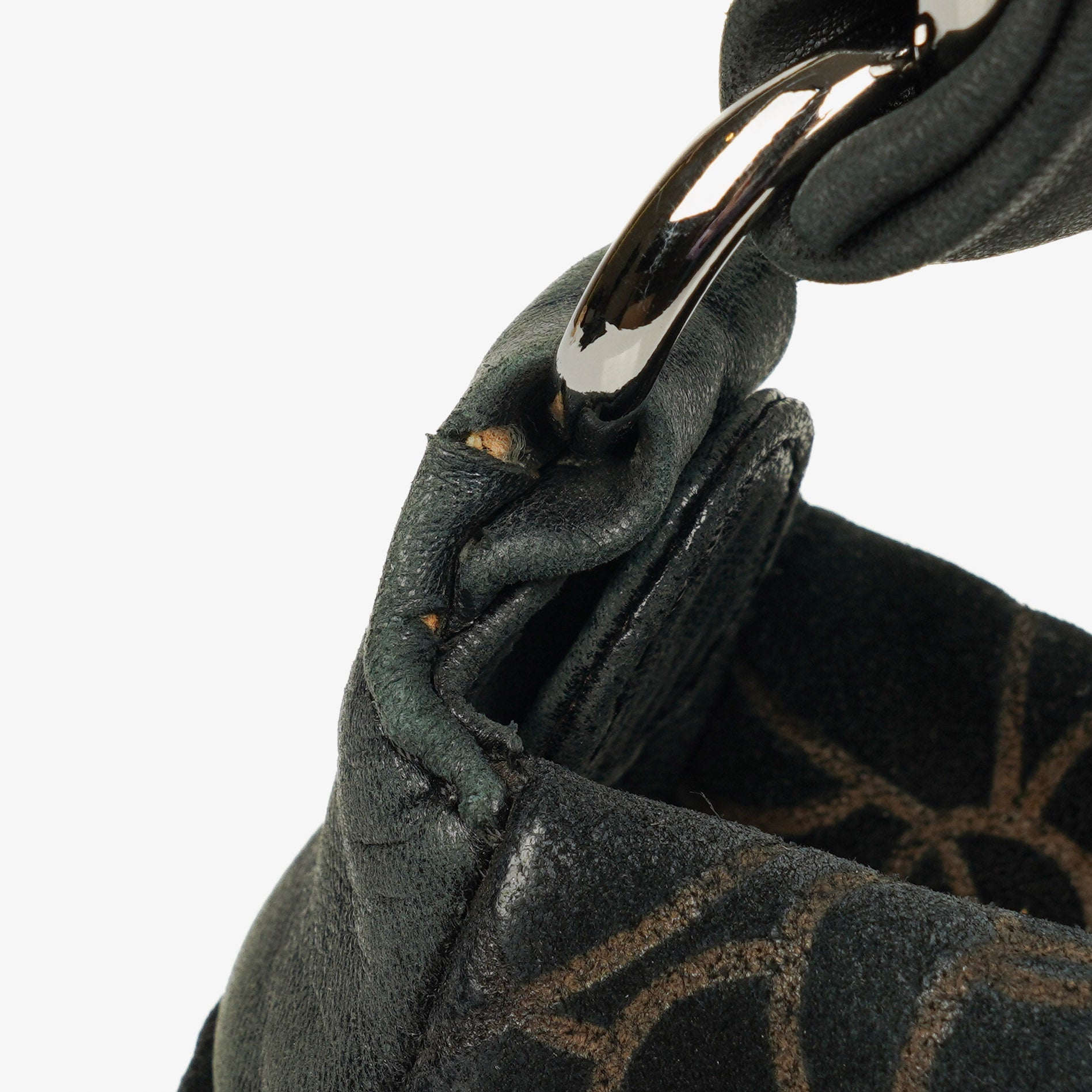 Chanel Camellia Schultertasche aus Wildleder mit Kettenprägung