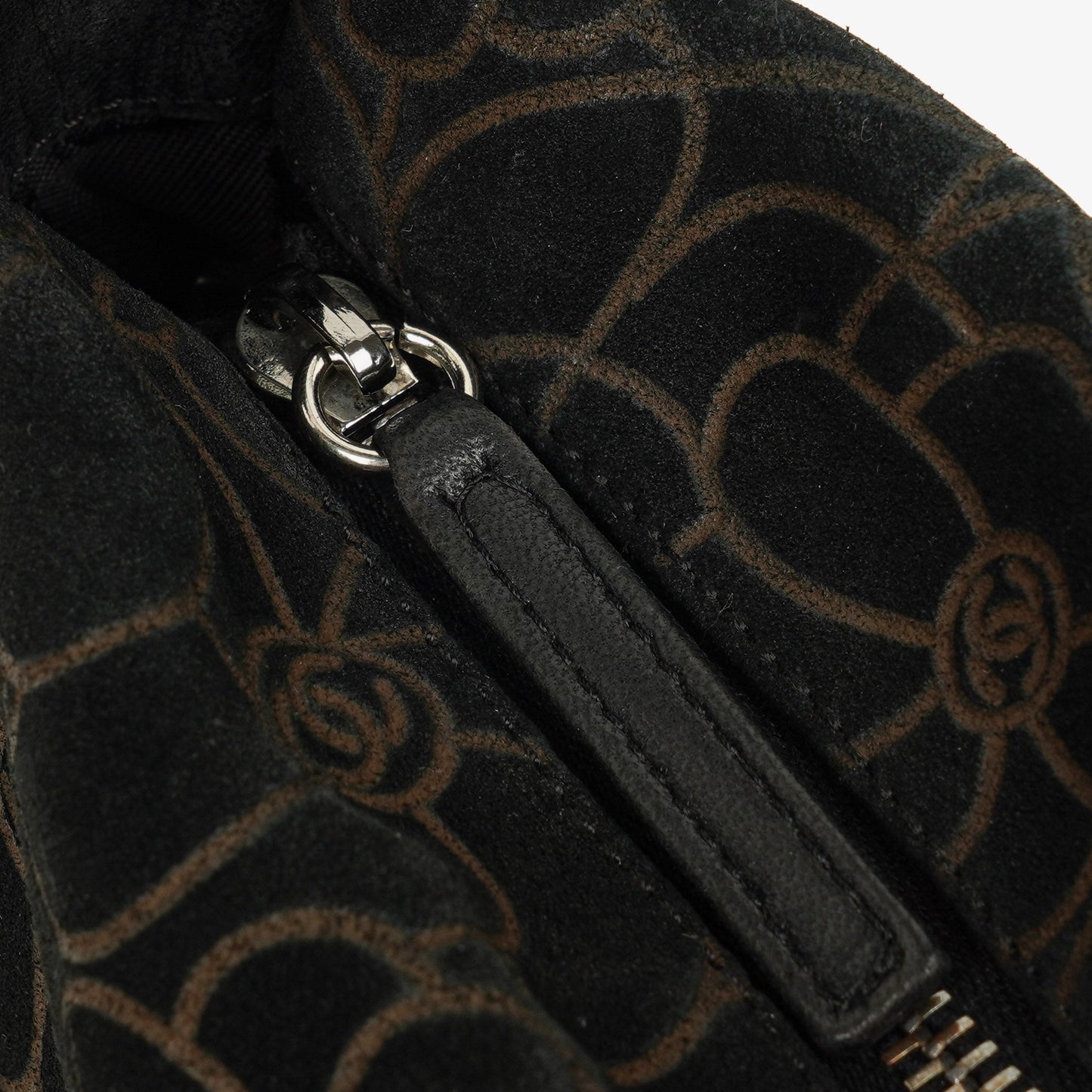 Chanel Camellia Schultertasche aus Wildleder mit Kettenprägung