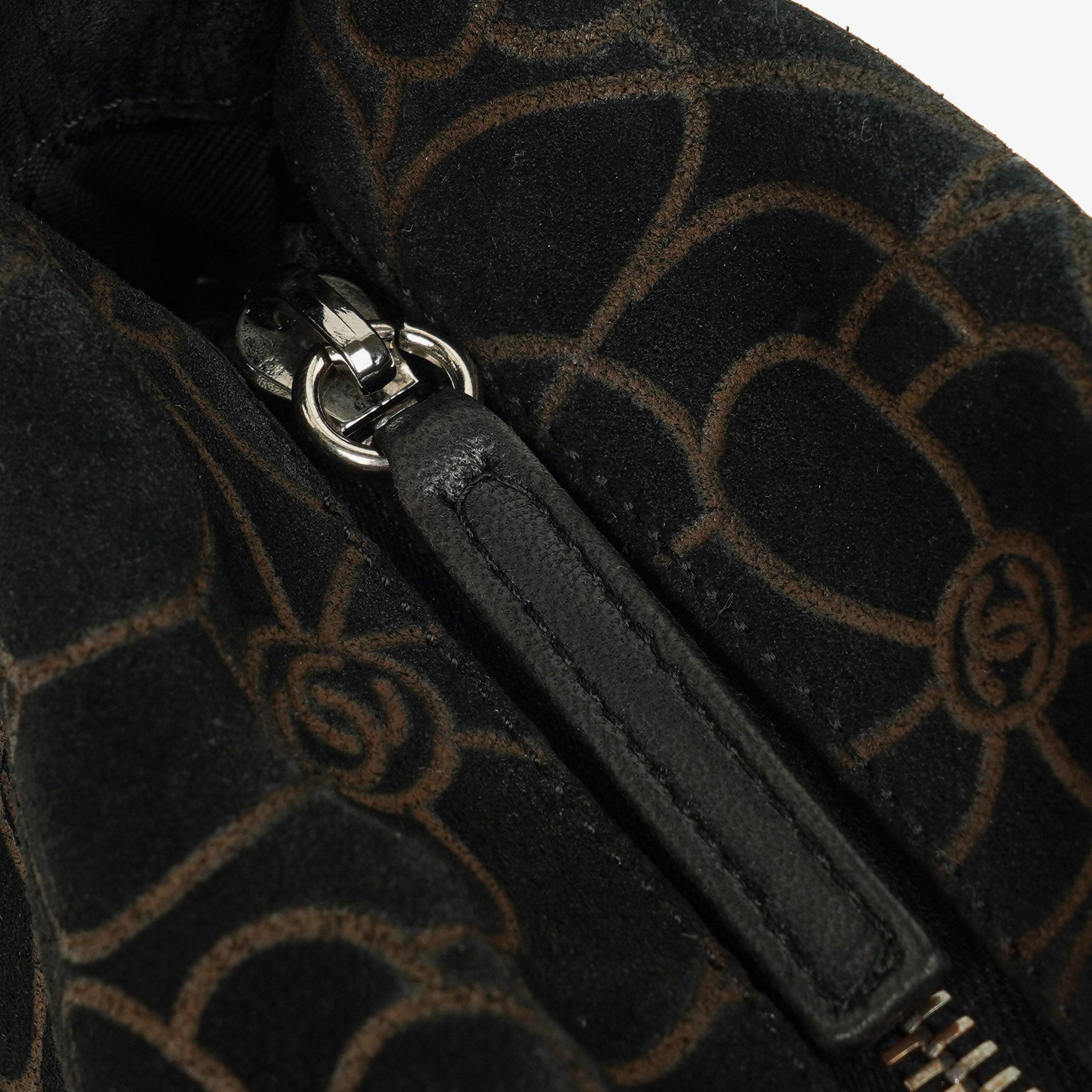 Chanel Camellia Schultertasche aus Wildleder mit Kettenprägung
