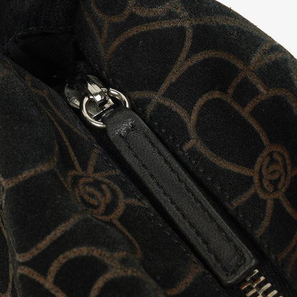 Chanel Camellia Schultertasche aus Wildleder mit Kettenprägung