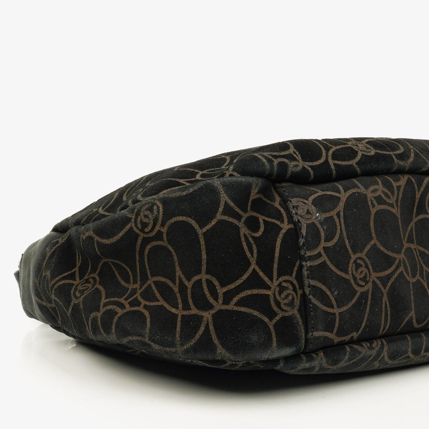 Chanel Camellia Schultertasche aus Wildleder mit Kettenprägung