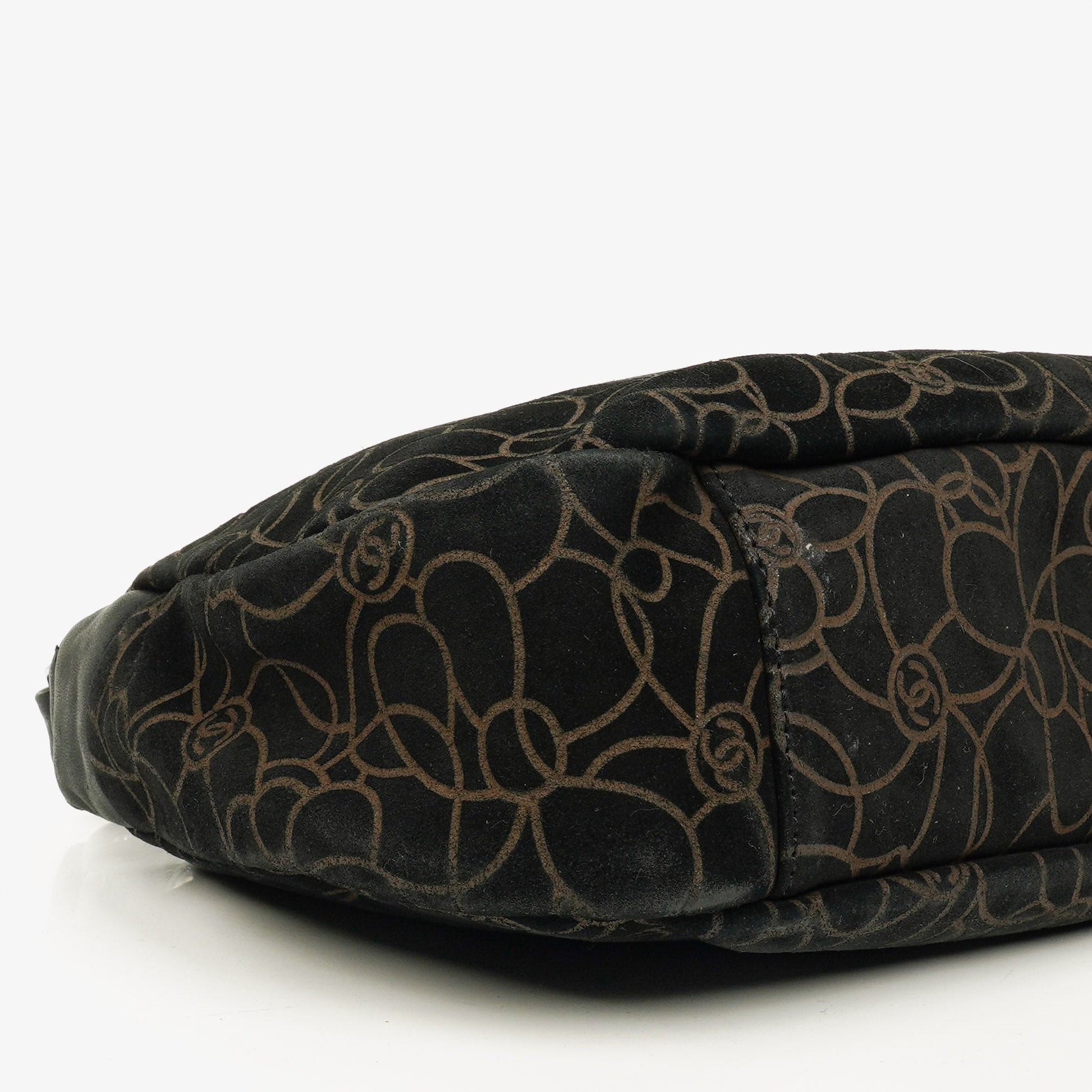 Chanel Camellia Schultertasche aus Wildleder mit Kettenprägung
