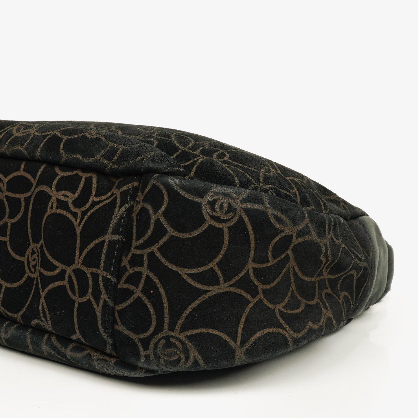 Chanel Camellia Schultertasche aus Wildleder mit Kettenprägung