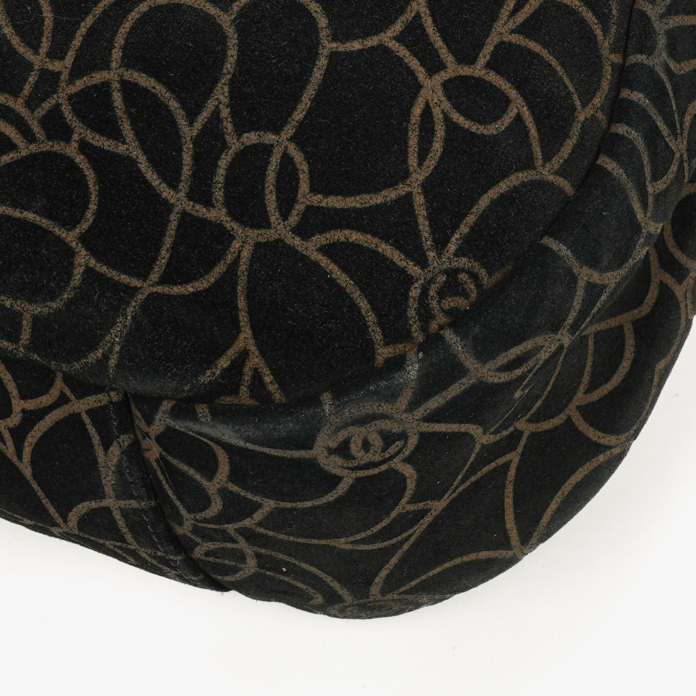 Chanel Camellia Schultertasche aus Wildleder mit Kettenprägung