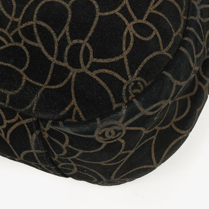 Chanel Camellia Schultertasche aus Wildleder mit Kettenprägung