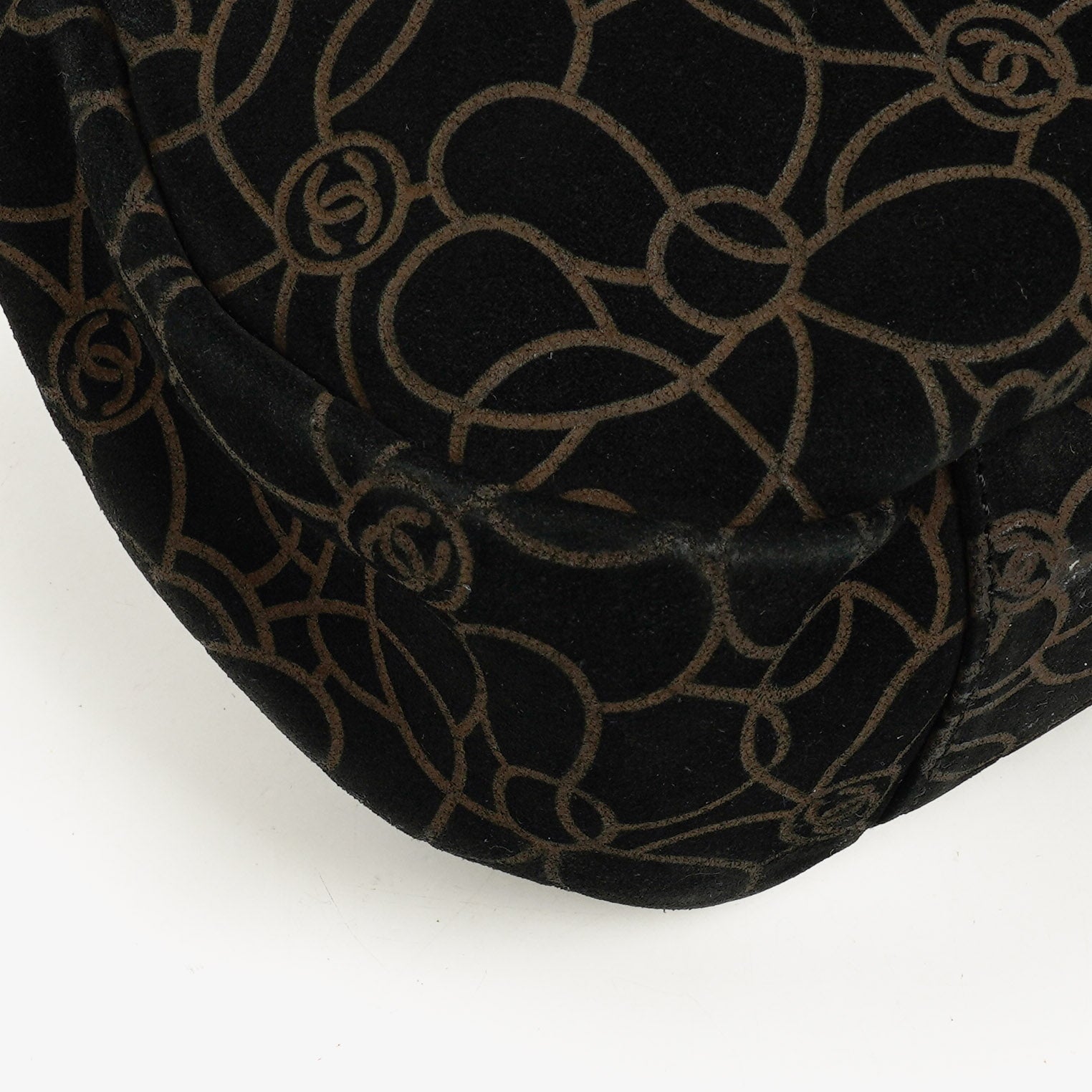 Chanel Camellia Schultertasche aus Wildleder mit Kettenprägung