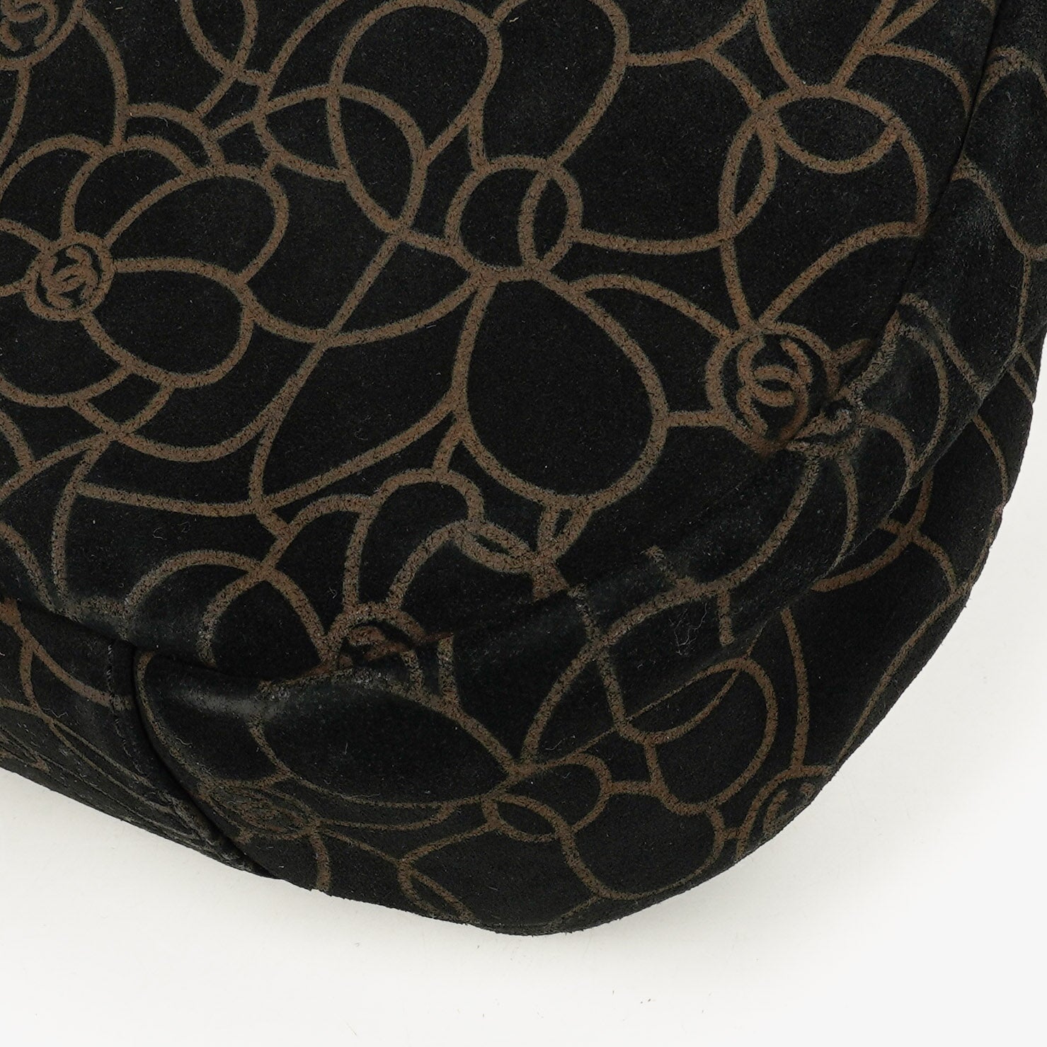 Chanel Camellia Schultertasche aus Wildleder mit Kettenprägung