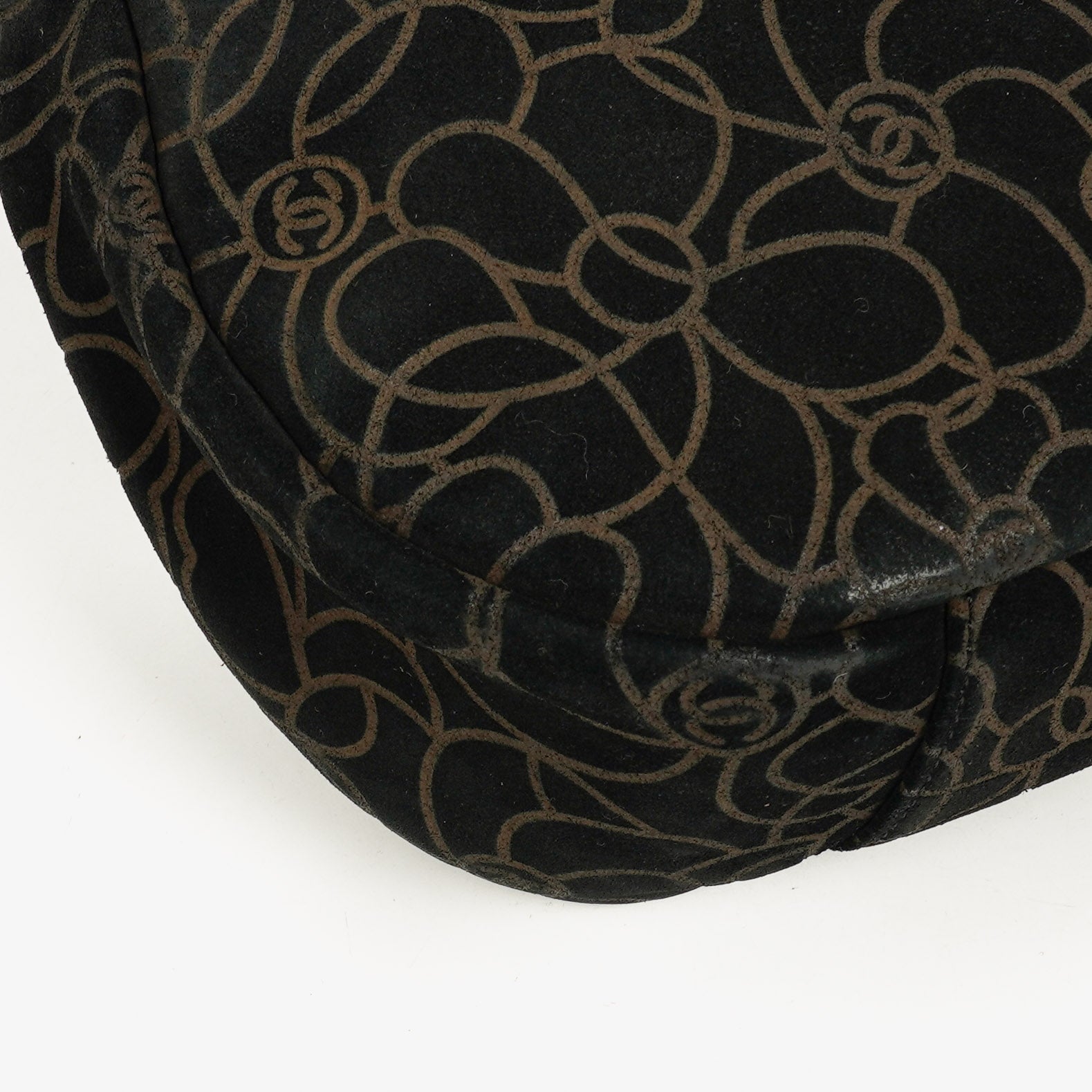 Chanel Camellia Schultertasche aus Wildleder mit Kettenprägung