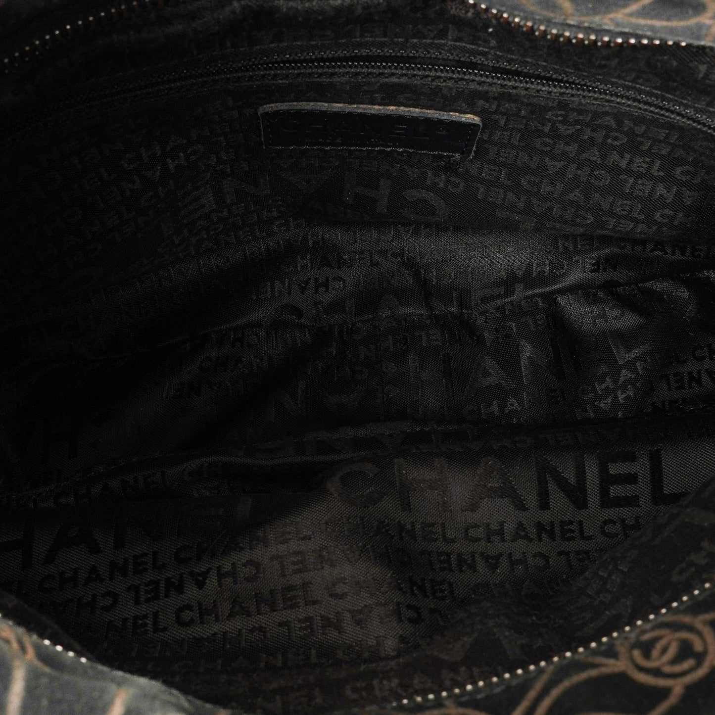 Chanel Camellia Schultertasche aus Wildleder mit Kettenprägung