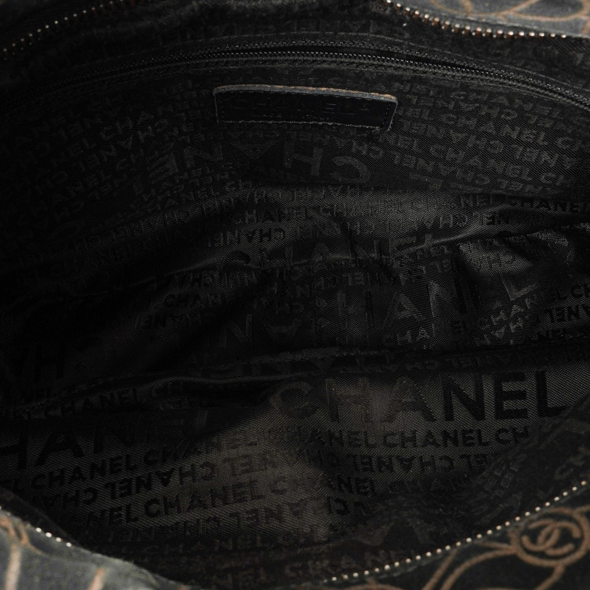 Chanel Camellia Schultertasche aus Wildleder mit Kettenprägung