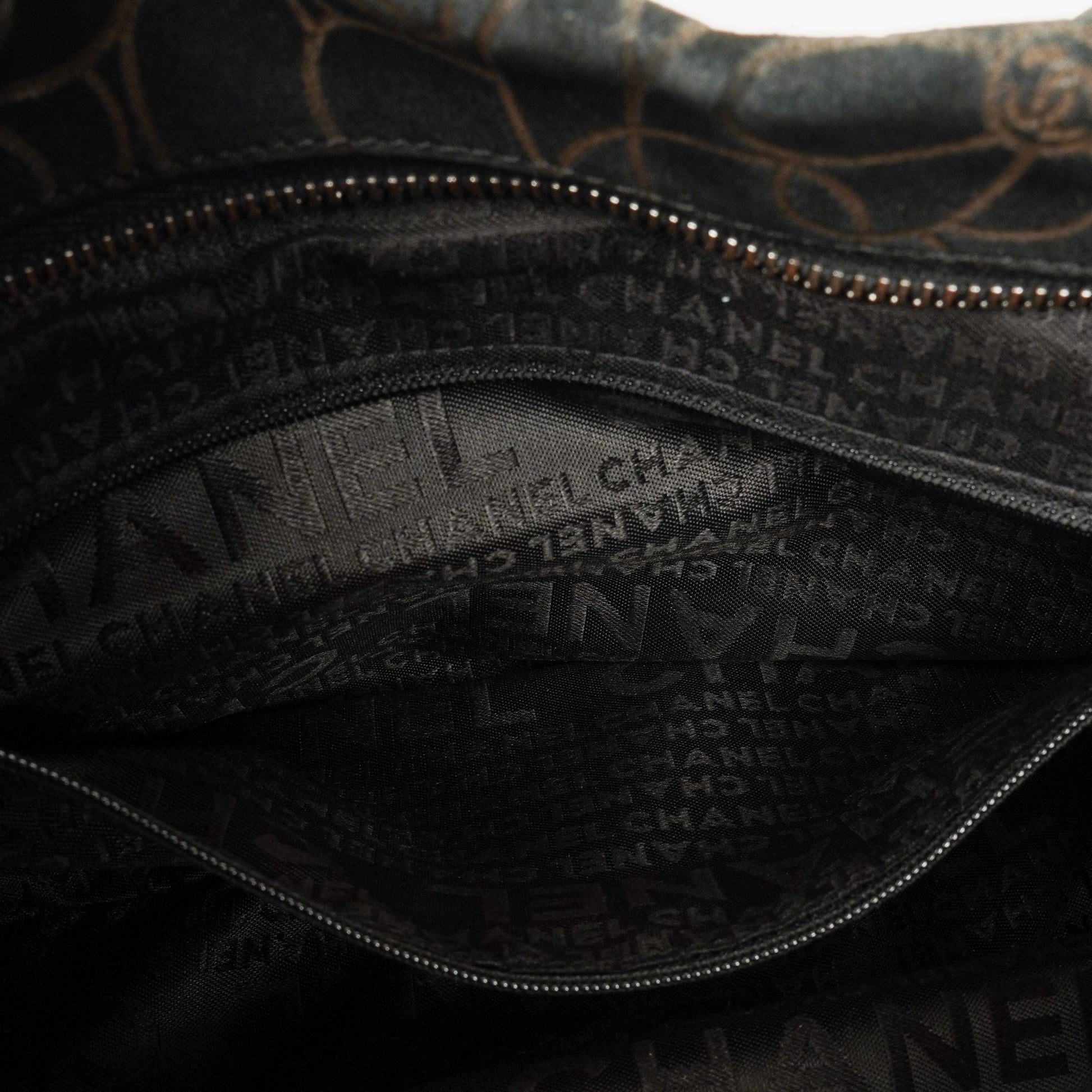 Chanel Camellia Schultertasche aus Wildleder mit Kettenprägung