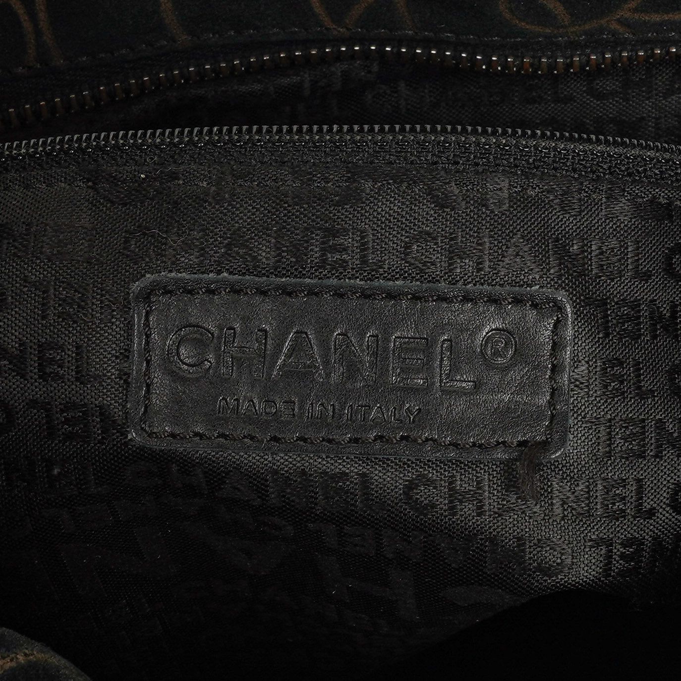 Chanel Camellia Schultertasche aus Wildleder mit Kettenprägung