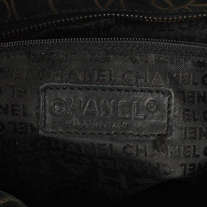 Chanel Camellia Schultertasche aus Wildleder mit Kettenprägung