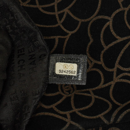 Chanel Camellia Schultertasche aus Wildleder mit Kettenprägung
