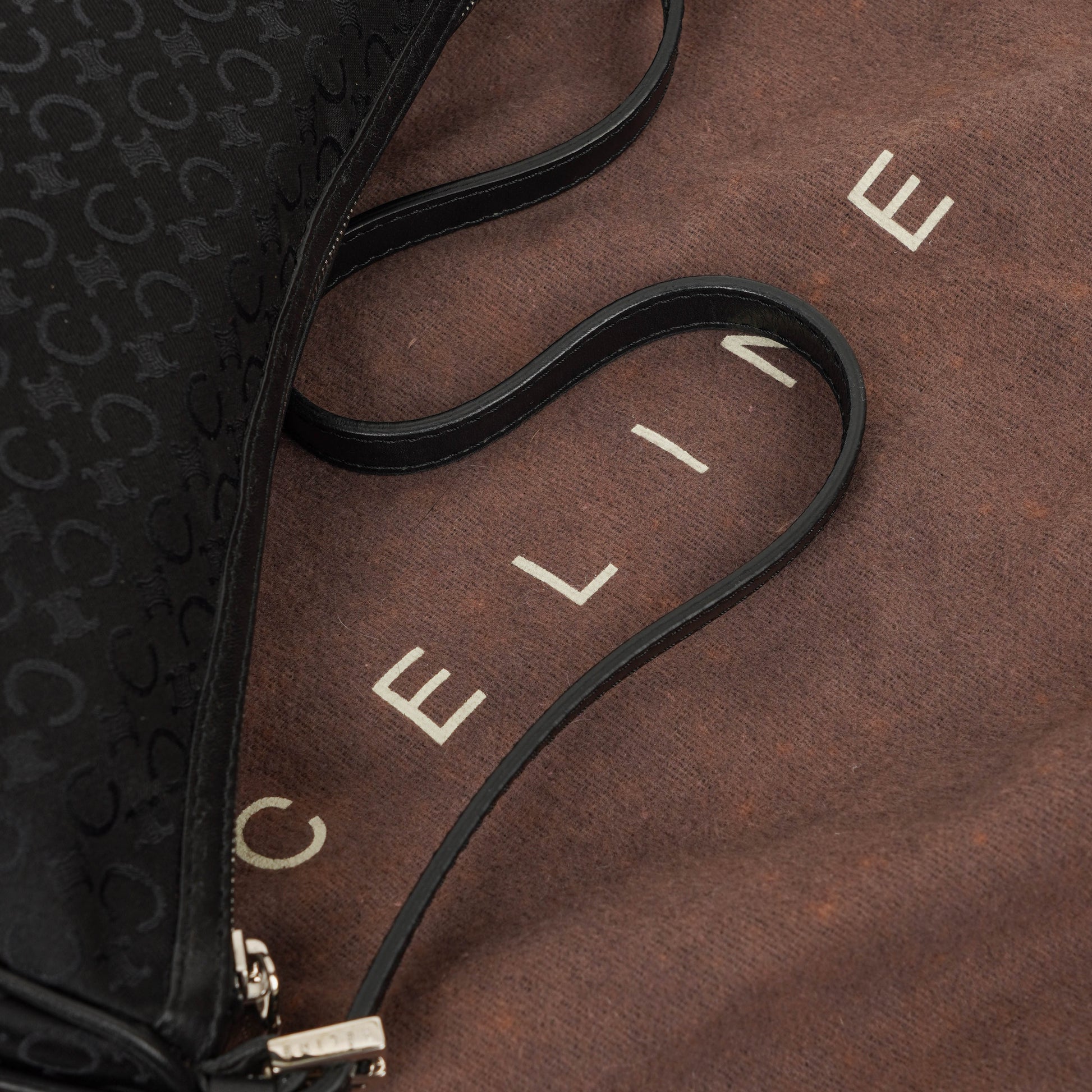 Celine C Macadam Schultertasche aus schwarzem Satin