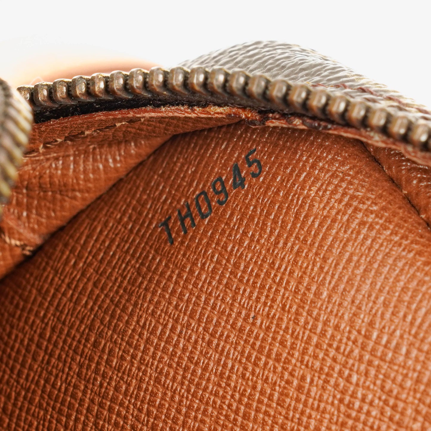 Louis Vuitton Jeune Fille MM Umhängetasche aus Monogram Canvas