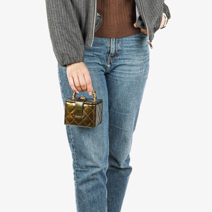 CHANEL CC Vanity Case aus olivgrünem schillerndem gestepptem Lackleder