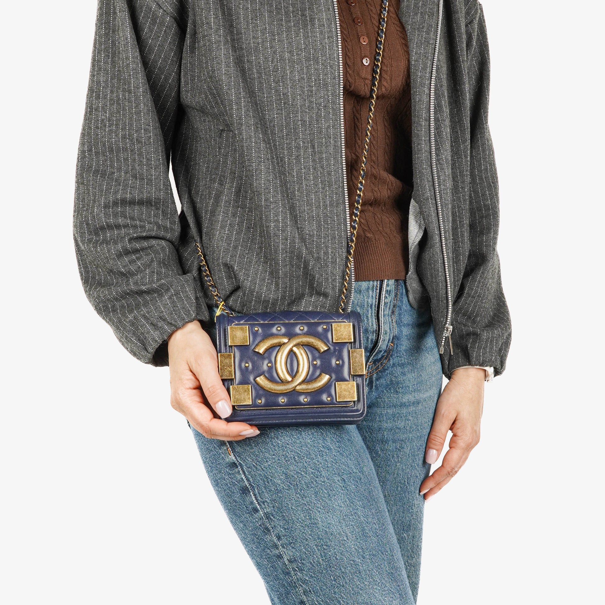 CHANEL Boy Brick Flap Bag aus marineblauem gestepptem Lammleder mit Nieten