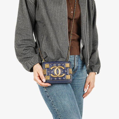 CHANEL Boy Brick Flap Bag aus marineblauem gestepptem Lammleder mit Nieten