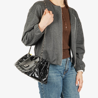 Chanel Reissue Akkordeon Flap Tasche aus schwarzem gestepptem Lackleder