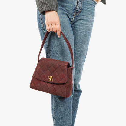 Chanel Vintage Klappentasche aus gestepptem burgunderrotem Wildleder mit 24K vergoldeten Beschlägen