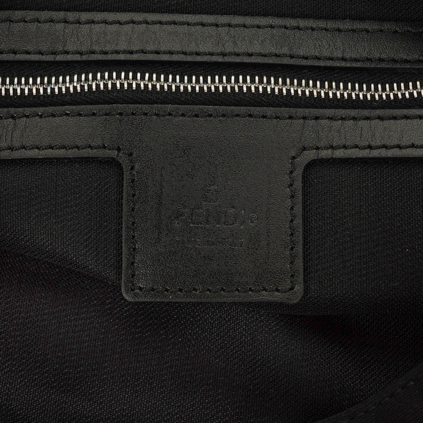 Fendi Mamma Baguette Schultertasche aus schwarzem Neopren