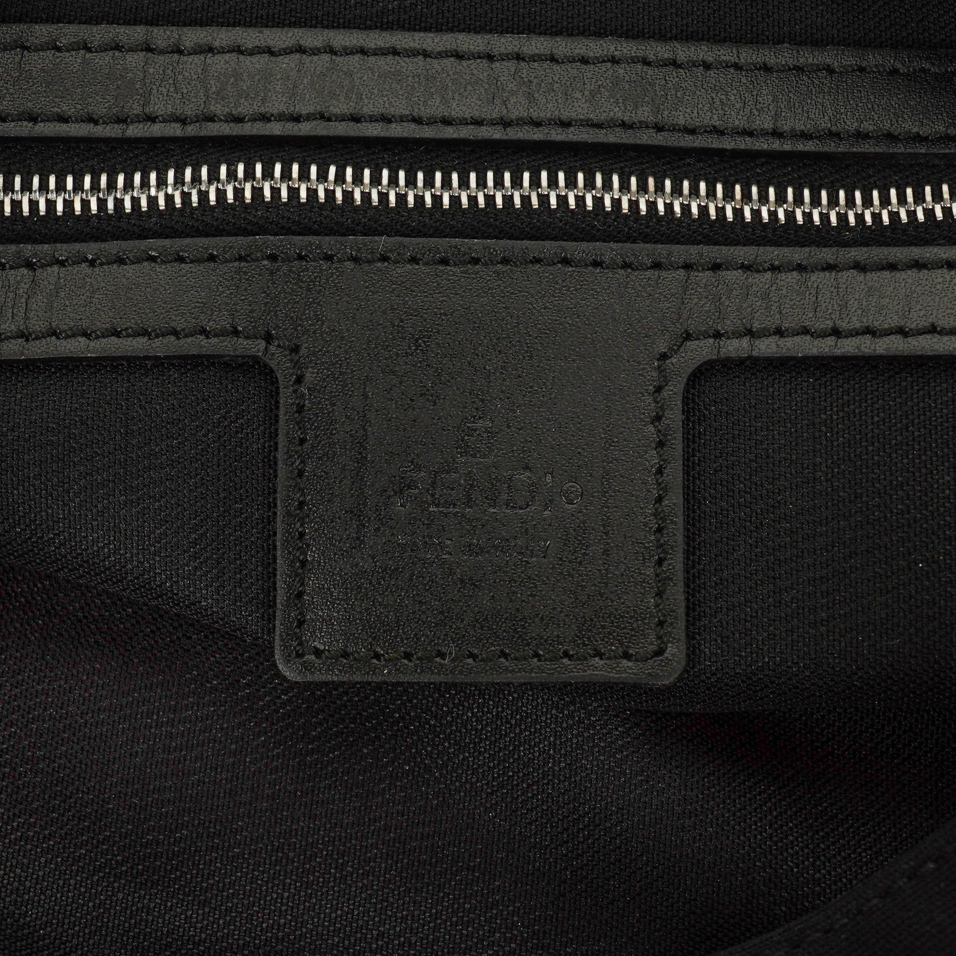 Fendi Mamma Baguette Schultertasche aus schwarzem Neopren