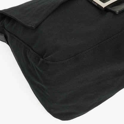 Fendi Mamma Baguette Schultertasche aus schwarzem Neopren