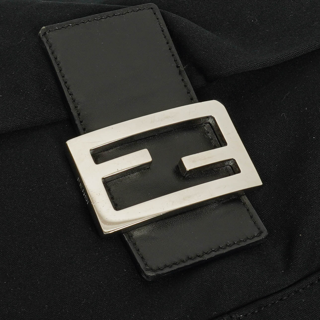Fendi Mamma Baguette Schultertasche aus schwarzem Neopren